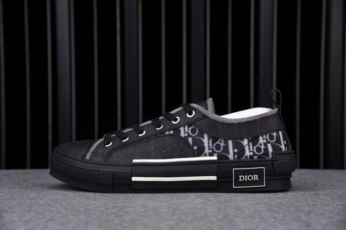 D10R B23 OBLIQUE LOW TOP SNEAKER