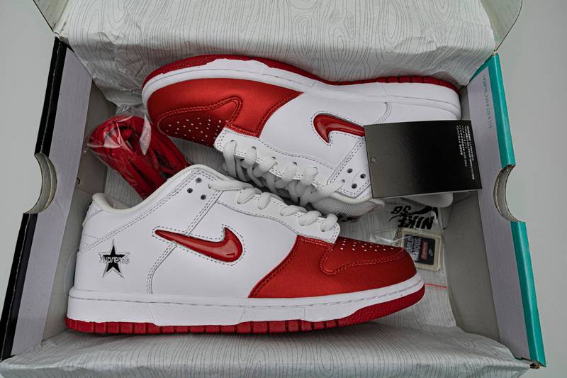 nike sb dunk low S*p*e white red