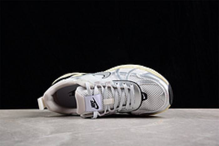 Nk V2K Runtekk “Summit White Metallic Silver” FD0736-100
